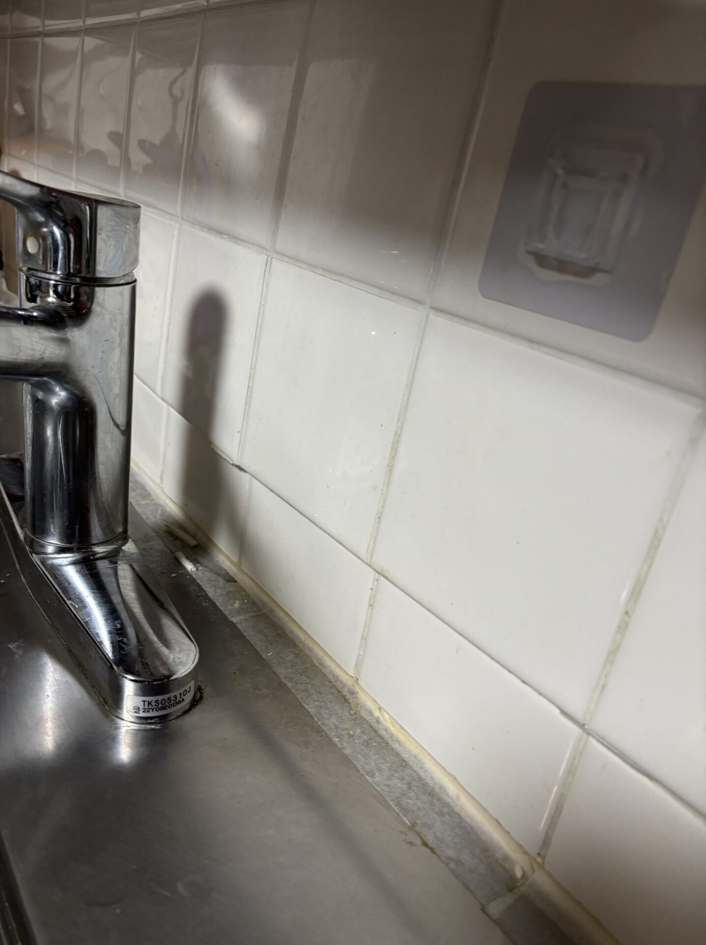 タイルが浮き上がってきています